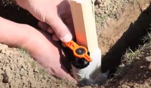 Cómo instalar un sistema de riego por aspersión enterrado