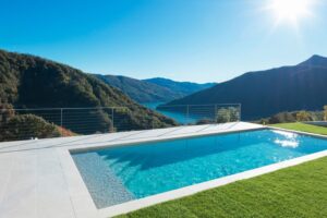 Selección de césped adecuado para piscinas