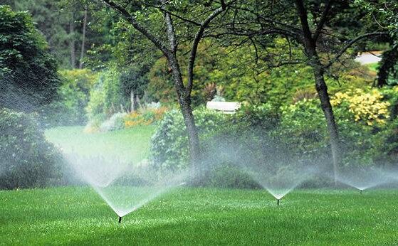 Cómo instalar un sistema de riego por aspersión enterrado